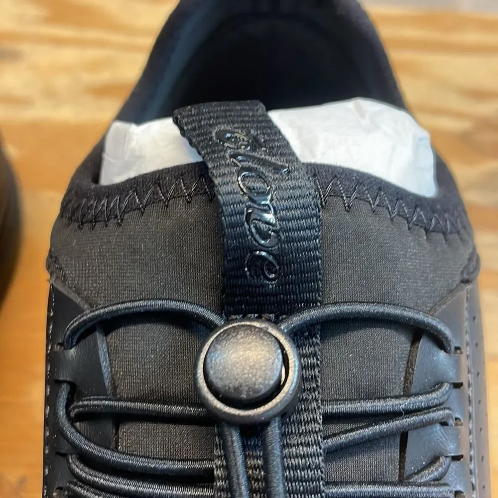 NWT Clove woman’s black tennis shoes
